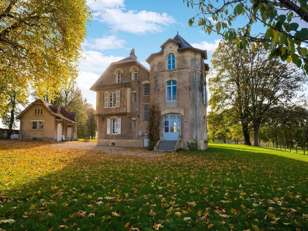 Villa Majestic villa in Pouru Saint Remy with garden  08140 Pouru-Saint-Rémy