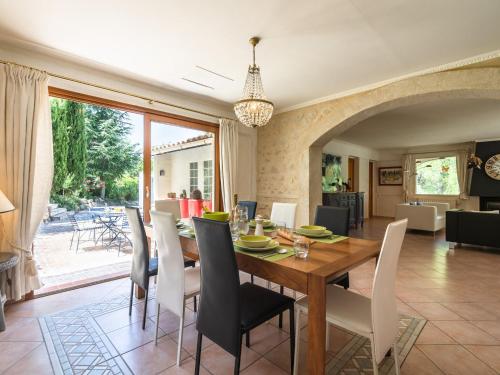 Majestic Villa in Pouzols Minervois with private pool