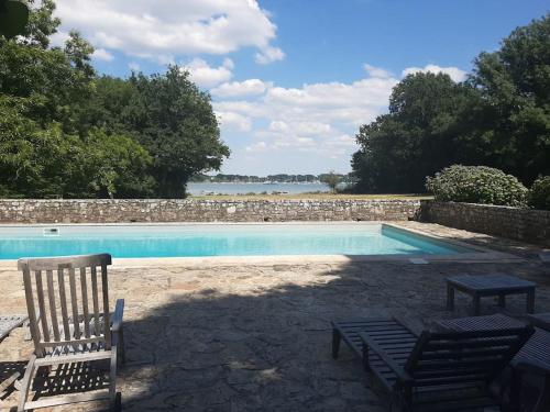 Manoir au bord de l'eau avec piscine chauffée