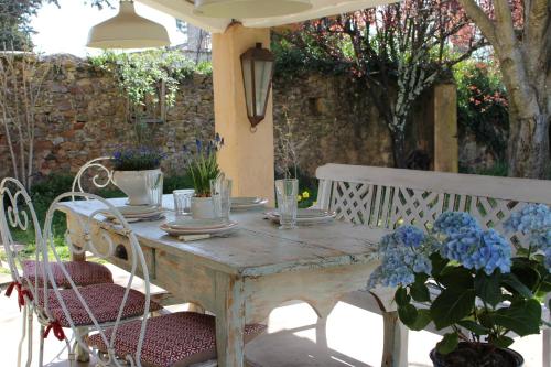 Mas Les Romarins, 10 min d'Uzès, grand jardin, nid de repos et base pour activités dans le Gard, max 8 adultes et 4 enfants