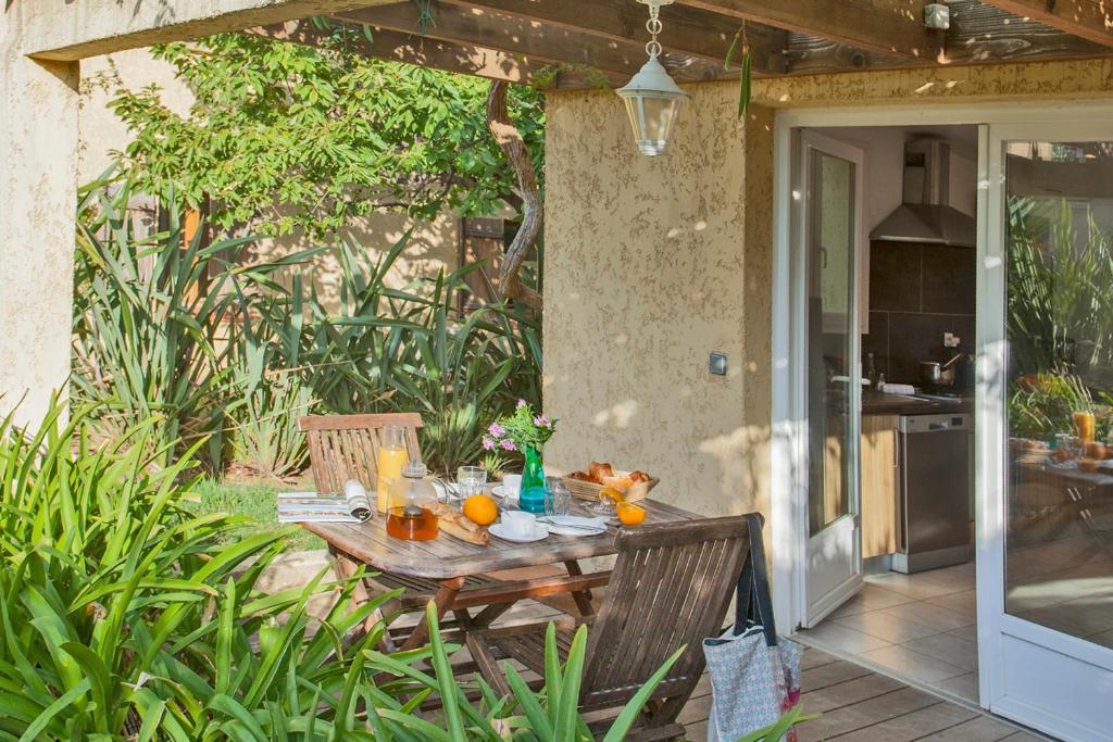 Villa minivilla lilas indépendante à Calvi avec jardin et piscine jardin et bbq GQVX+2G Calvi 20260 Calvi