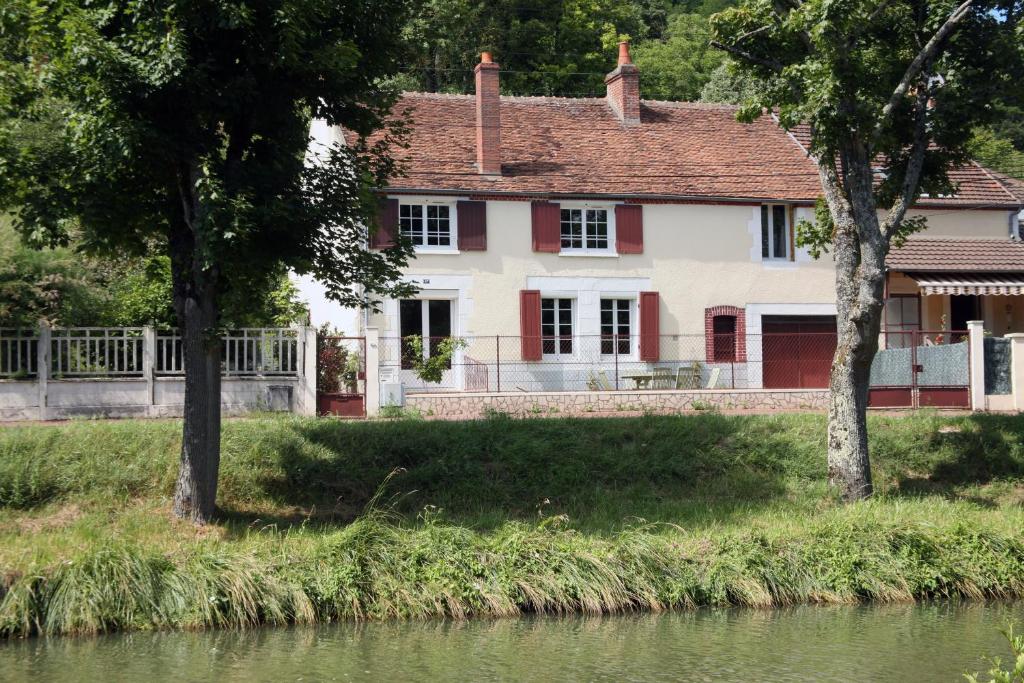Modern holiday cottage with swimming pool and close to beautiful Saint Remy de Provence 13630 Eyragues