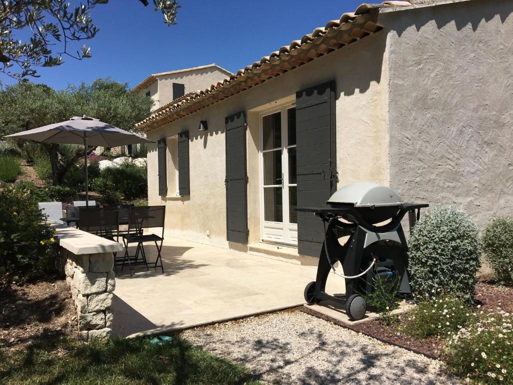Modern holiday cottage with swimming pool and close to beautiful Saint Remy de Provence , 13630 Eyragues