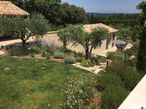 Modern holiday cottage with swimming pool and close to beautiful Saint Remy de Provence