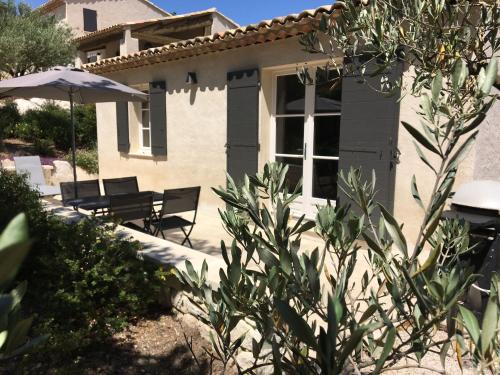 Modern holiday cottage with swimming pool and close to beautiful Saint Remy de Provence