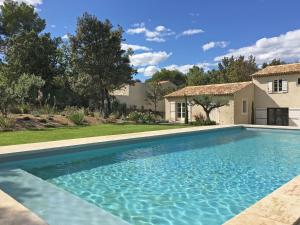Modern holiday cottage with swimming pool and close to beautiful Saint Remy de Provence