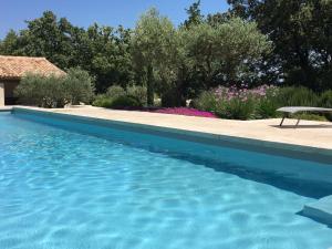 Modern holiday cottage with swimming pool and close to beautiful Saint Remy de Provence