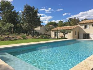 Villa Modern holiday cottage with swimming pool and close to beautiful Saint Remy de Provence  13630 Eyragues Provence-Alpes-Côte d\'Azur