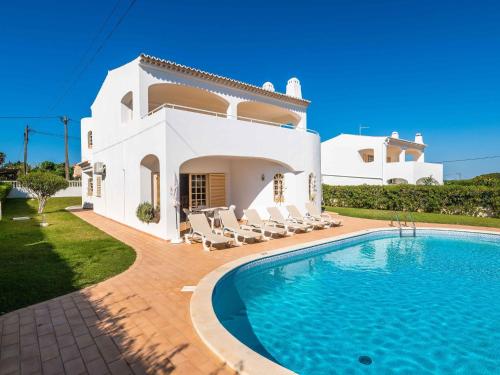 Modern Villa in Albufeira with Private Swimming Pool