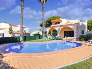 Villa Modern villa in an exclusive residential area with a private swimming pool  08125 Vilamoura Algarve