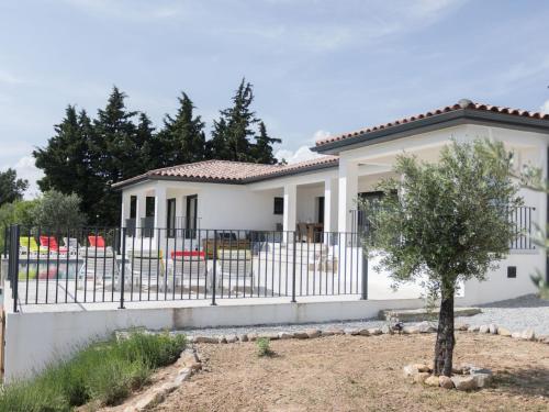 Modern Villa in Azille with Private Pool and Jacuzzi