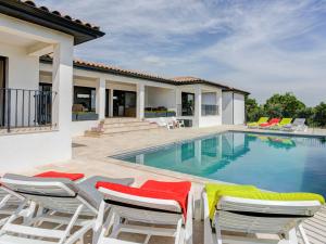 Modern Villa in Azille with Private Pool and Jacuzzi