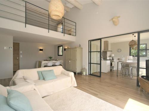 Modern villa in Cucuron with private pool
