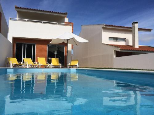 Modern Villa in S o Martinho do Porto with Swimming Pool