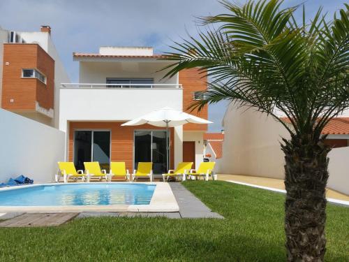 Modern Villa in S o Martinho do Porto with Swimming Pool