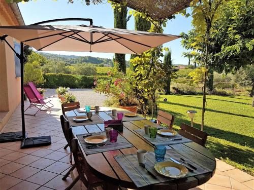 Modern Villa in Saint-Pierre-de-Vassols with Private Pool