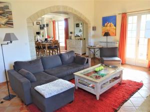 Modern Villa in Saint-Pierre-de-Vassols with Private Pool