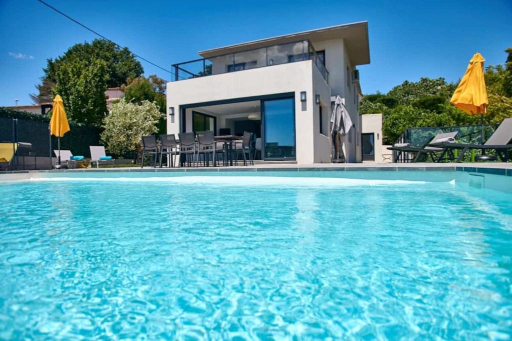 Modern villa with sea view and pool for 10 people 32 Chemin des Vallières, 06800 Cagnes-sur-Mer