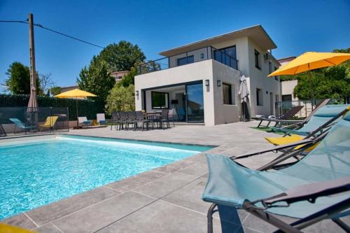 Modern villa with sea view and pool for 10 people