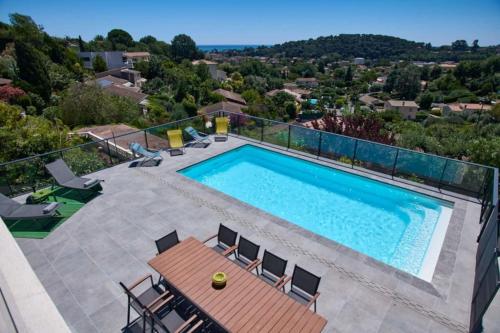 Modern villa with sea view and pool for 10 people