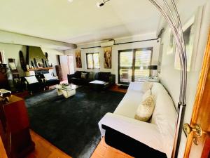 MORADIA DE LUXO COM PISCINA E JARDIM