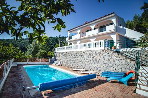 Nature-immersed 4 Bedroom Villa - Pool & Sea Views