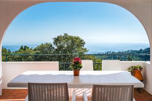 Nature-immersed 4 Bedroom Villa - Pool & Sea Views