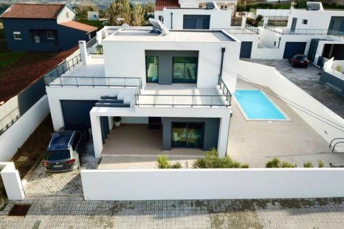 New and modern 3 bedroom Villa with private heated pool near Nazaré