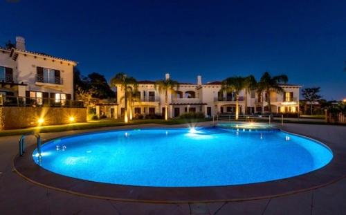 'New for 2022' luxury 3 bedroom, 'Villa Cascata', pool, close to Olhos de Agua