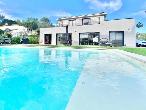 VILLA NORA Piscine Mer golf Saint-Raphaël france