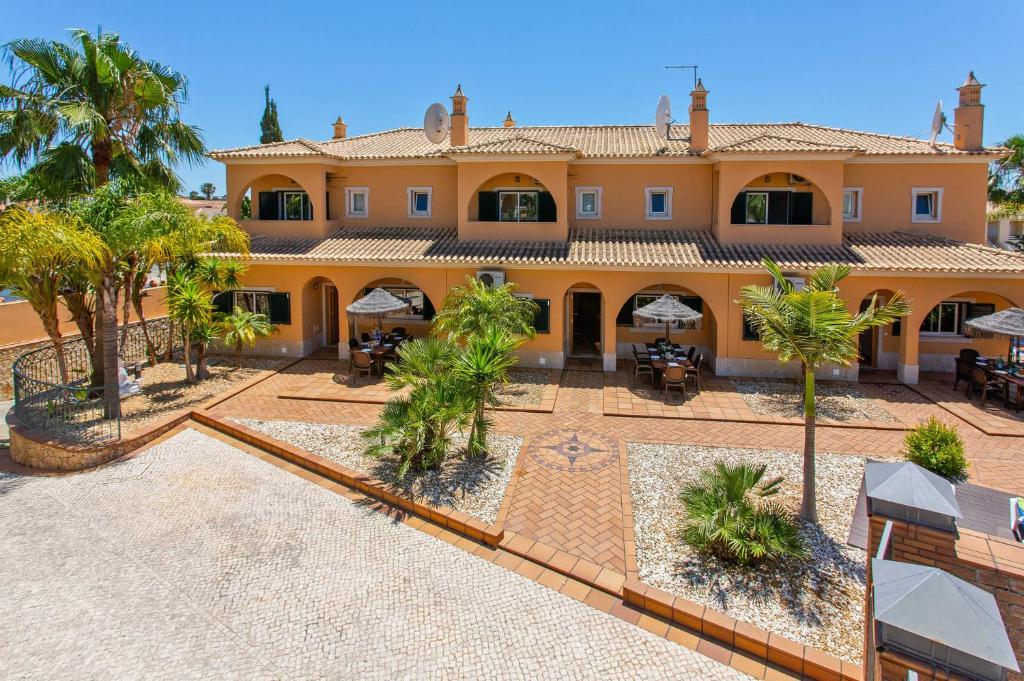 Villa Villa Norcas Grande - excellent location - pool table, table tennis, heated pool, large villa for big groups Acesso Particular J, 8200-424 Galé