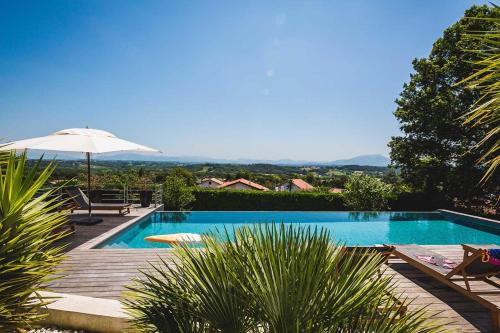 PANORAMA KEYWEEK Mountain View Villa Fireplace Pool and Sauna in Bidart