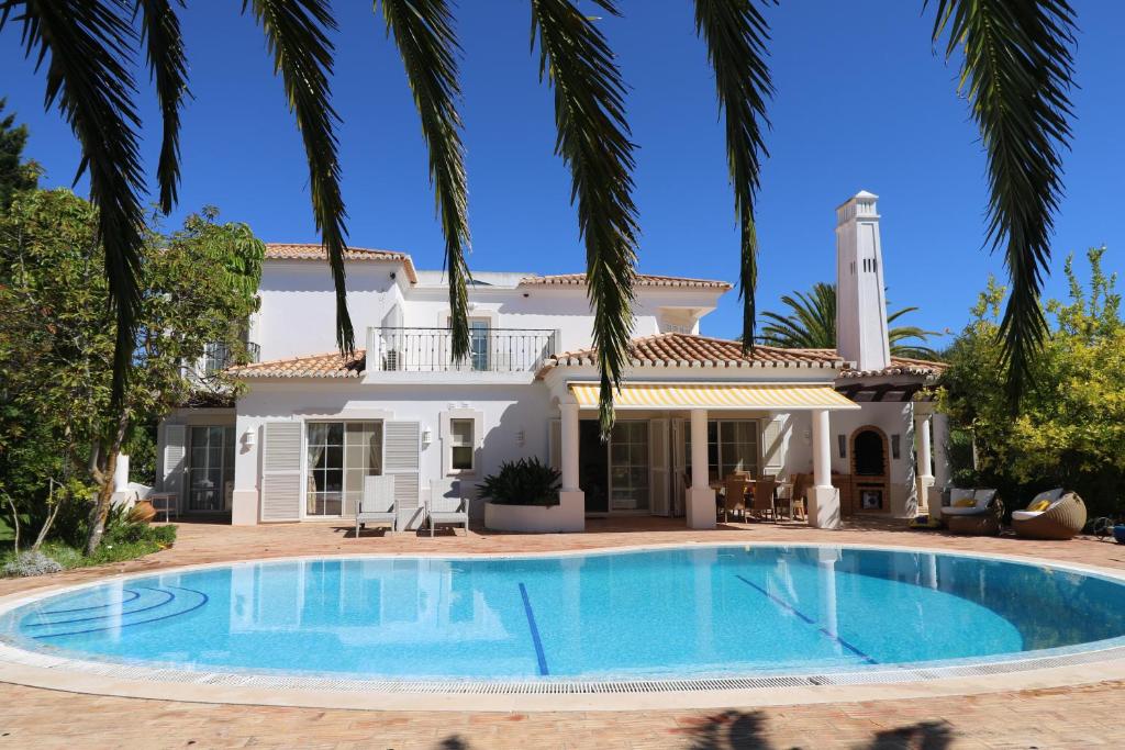 Peaceful 4BR villa on Gramacho golf resort w/ private pool Lotte 116, Carvoeiro Golfe, Vale Carrais, Carvoeiro, 8400-080 Lagoa