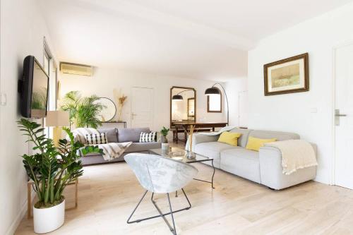 PERFECT FAMILY HOUSE IN CAP d'ANTIBES WITH TENNIS COURT