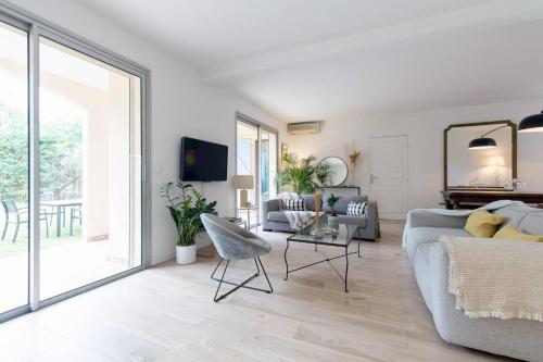 PERFECT FAMILY HOUSE IN CAP d'ANTIBES WITH TENNIS COURT