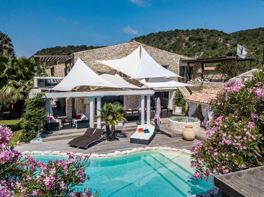 Villa Villa Petra Bianca 8 chambres 16 pers À proximité de la Marina de Bonifacio Piscine Chauffée Chemin saint julien, 20169 Bonifacio