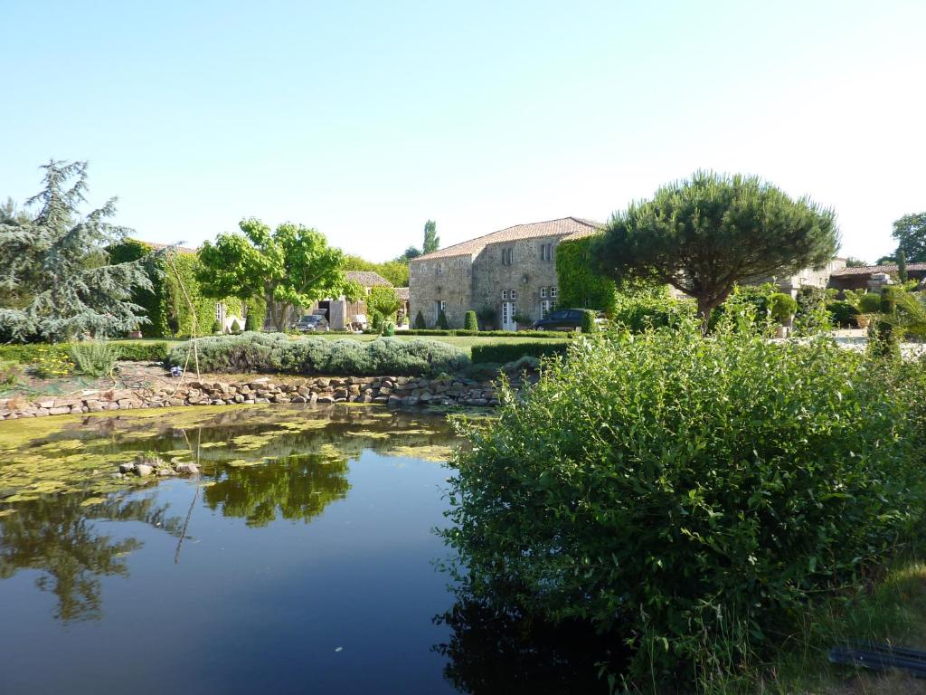 Picturesque renovated farmhouse with pool 46150 Les Junies