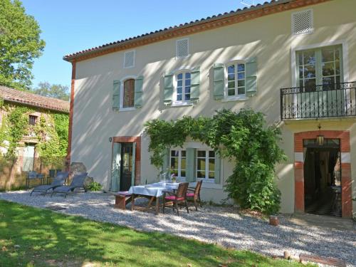 Picturesque Villa in Artigat with Private Terrace