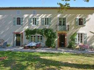 Picturesque Villa in Artigat with Private Terrace