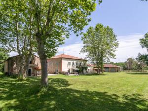 Picturesque Villa in Artigat with Private Terrace