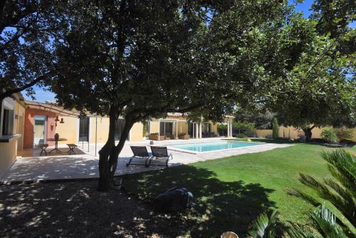 Villa piscine privée, climatisation Domazan france