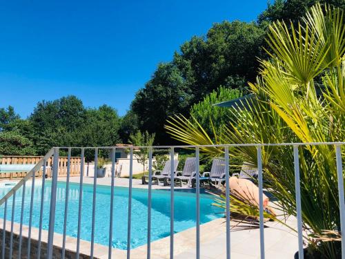 Villa piscine privée vallée châteaux Dordogne Saint-Cybranet france