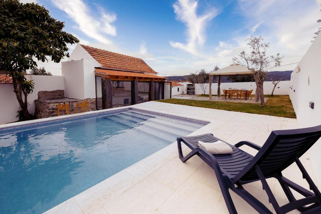 Pomar das Oliveiras - Moradia com Piscina privada e carregamento VE gratuito Rua da Canada 20, 6100-802 Carvalhal Cimeiro