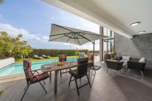 Pool sun and sea view - Vila das Quebradas