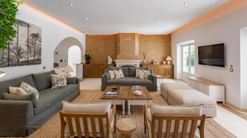 Portuguese mansion close to marina, golf and beach.