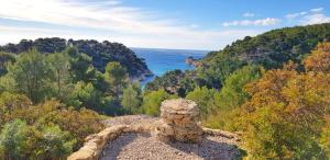 RARE - Escale Bicolore - Bas de villa privé proche de Cassis avec PISCINE CHAUFFÉE