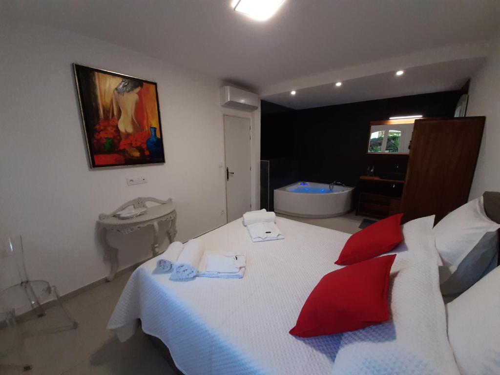 B&B / Chambre d'hôtes VILLA RASOA chambre LOVE 13 Rue du Carignan, 34300 Le Cap d\'Agde