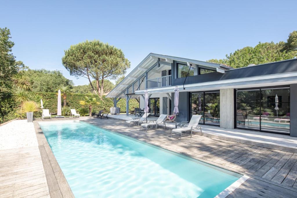 Ref 111 Seignosse, Villa de standing 4 étoiles partiellement climatisée avec piscine chauffée et Wifi au calme sur terrain 1100m2 10 Rue des Tourterelles, 40510 Seignosse