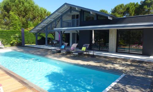 Ref 111 Seignosse, Villa de standing 4 étoiles partiellement climatisée avec piscine chauffée et Wifi au calme sur terrain 1100m2