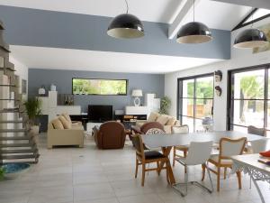 Ref 111 Seignosse, Villa de standing 4 étoiles partiellement climatisée avec piscine chauffée et Wifi au calme sur terrain 1100m2